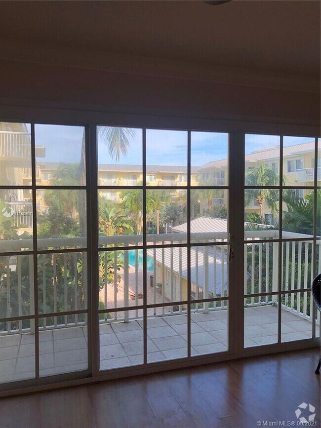 Building Photo - Three Bedroom unit in Victoria Park - Pine...