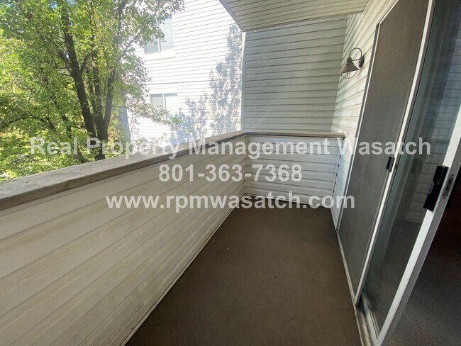Building Photo - Charming 3 Bedroom 2 Bathroom Downtown Condo!