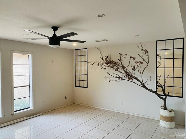 Building Photo - 18 Larkspur Ave