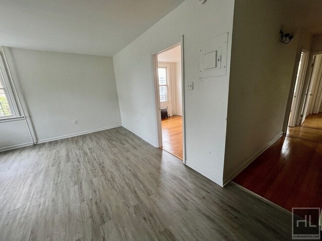 Building Photo - 3BR 1BA w/ On Site Laundry & In Fully Gut ...