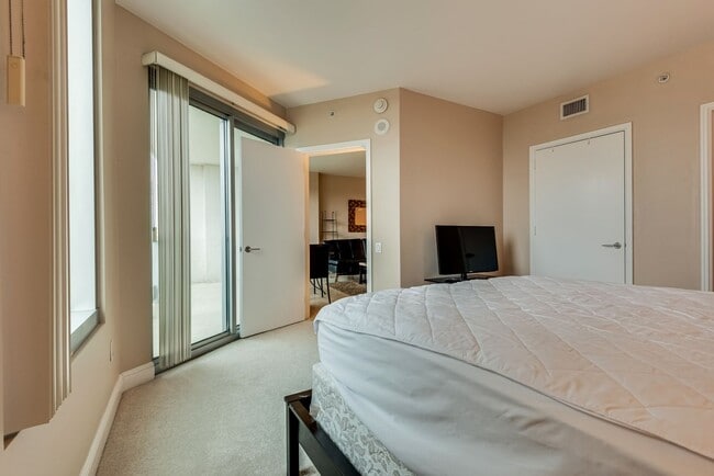 Building Photo - Turnberry Towers 1904E-Strip/Golf/City Views from this Fully Furnished 1Bd Residence