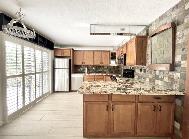 Building Photo - 65 Lake Arbor Dr