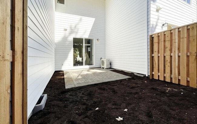 Building Photo - Elegant Townhome with modern architectural design Located in the Brentwood Neighborhood