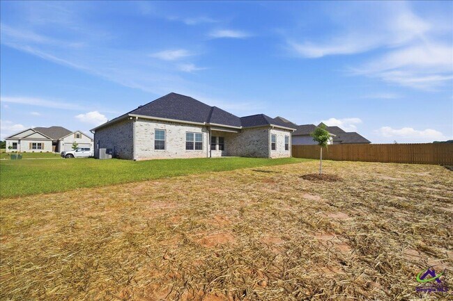 Building Photo - 307 Willowbrook Ln