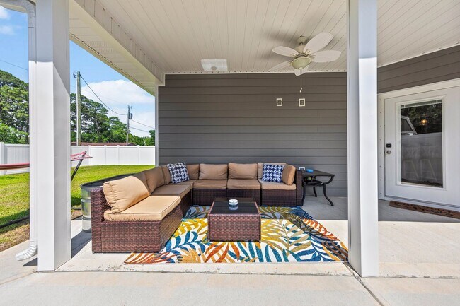Building Photo - Freeport/Niceville Beauty!