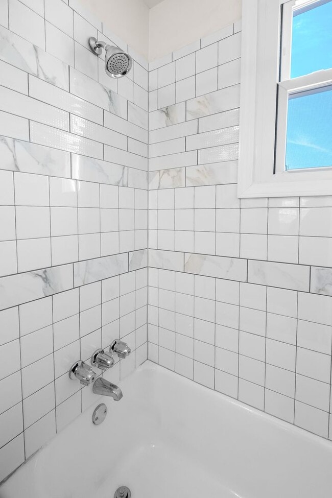 Building Photo - FULLY UPDATED 2 BR, 1 BA Single Family Home in Edgewood - SHARP!