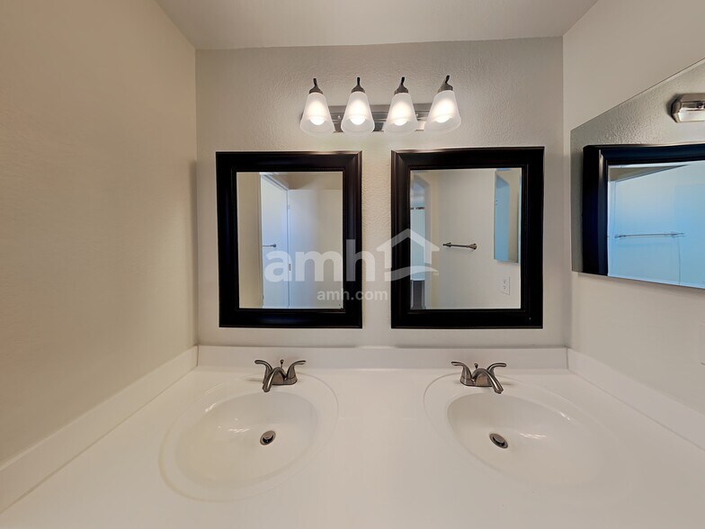 Building Photo - 16007 W Moreland St