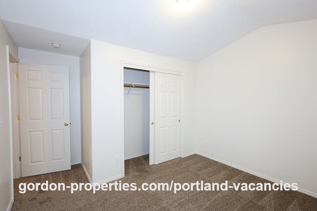 Building Photo - SE 73rd Ave - 3 bedroom townhouse in Mt Scott-Arleta neighborhood