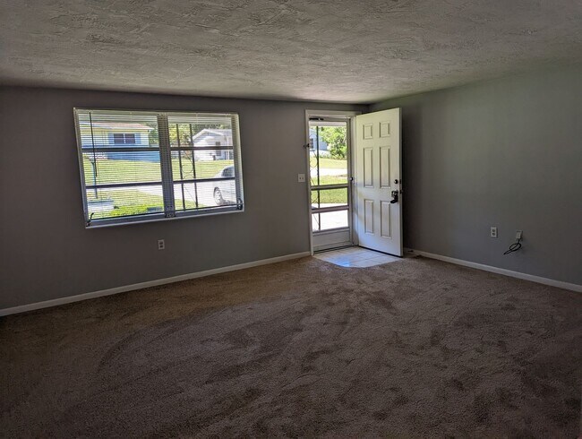Building Photo - Wonderful 2/1 Home with Fenced Yard in Beverly Hills