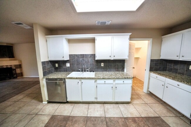 Building Photo - Cozy 3-Bed, 2-Bath with Fireplace in Prime...