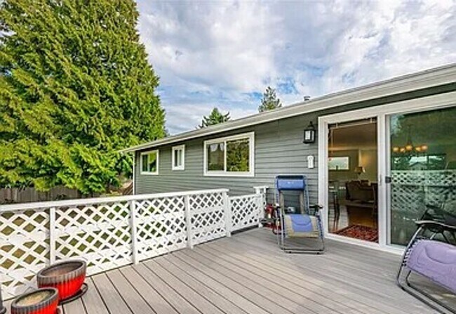 Building Photo - Beautiful Home with 4 Bedrooms and 2 Bathrooms Available in September!