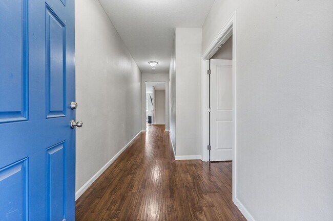 Building Photo - 5-bed, 3-bath Home in Scenic West Salem