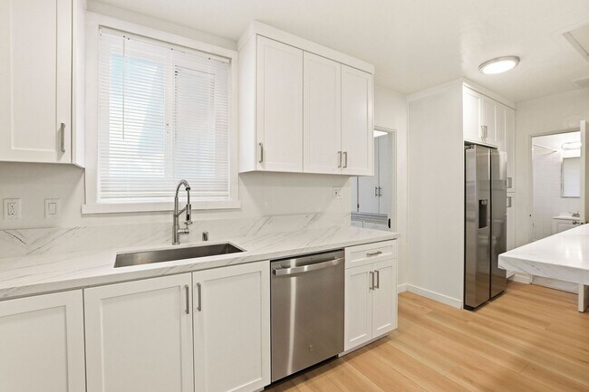 Building Photo - 1 BLOCK TO THE BEACH! COMPLETELY REMODELED 2BD/2BA OCEAN BEACH RESIDENCE - ONLY $4,475/MO!