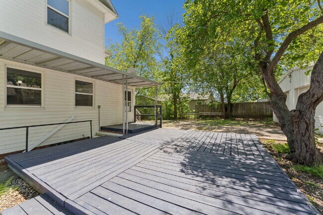 Building Photo - Welcome home to this stunning, light-filled rental that truly has it all! Featuring huge living s...