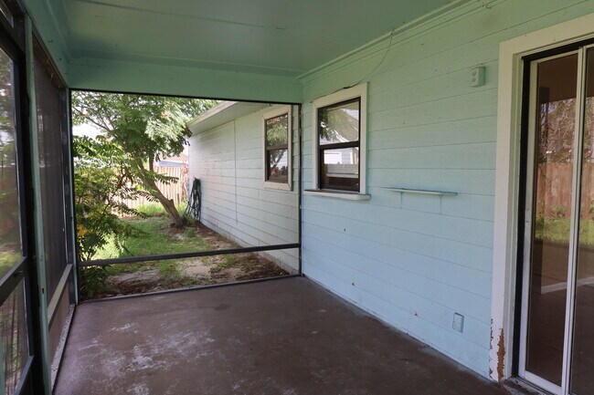 Building Photo - 601 SE Polynesian Ave