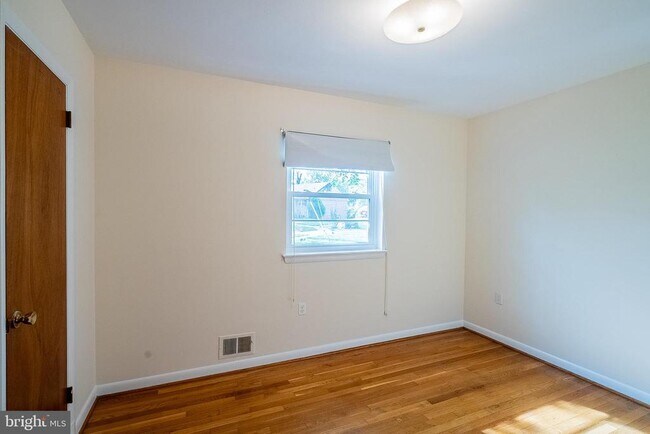 Building Photo - 6608 Fairlawn Dr