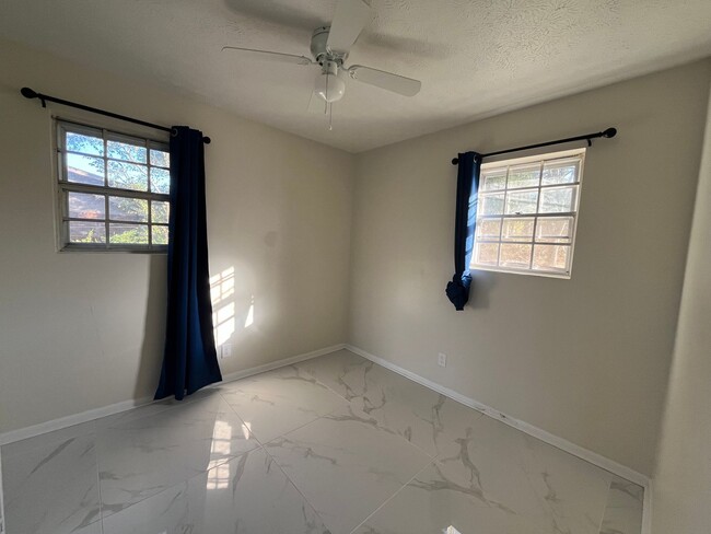 Building Photo - 4 Bedrooms, 1.5 Bathrooms - Home in West R...