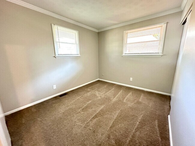 Building Photo - 70 Maple Dr