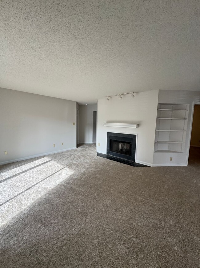 Building Photo - 2 bedroom 2 bath condo in Parkside Condos ...