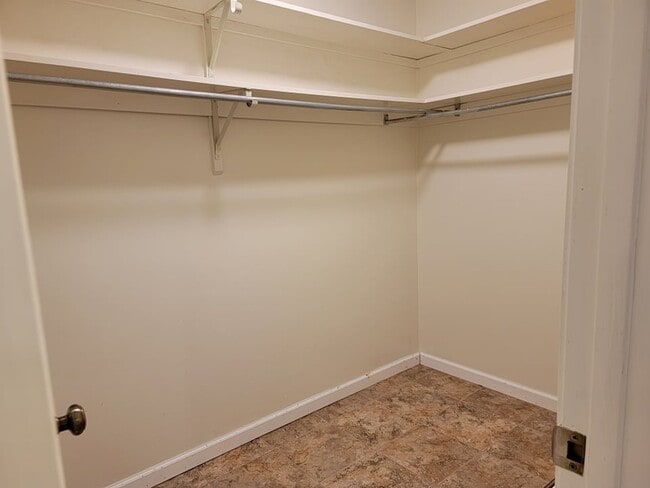 Building Photo - 6242 Ridgegate Cir