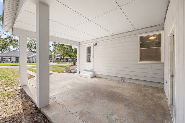 Building Photo - 354 Chicago Ave