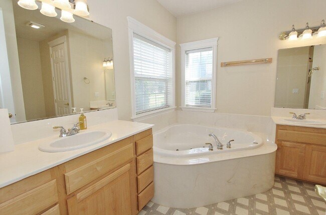 Building Photo - 4109 E Man O War Dr