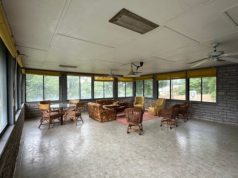 Building Photo - 3616 Riverview Dr