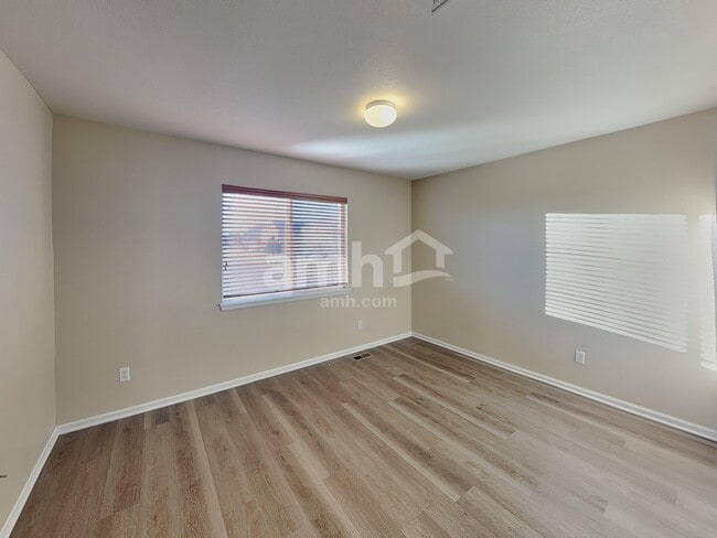 Building Photo - 12865 Roslyn St