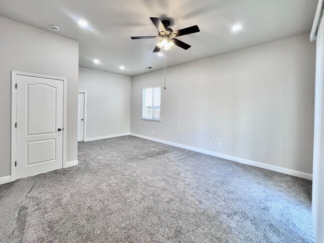 Building Photo - $2,895 Fowler & Church, Spacious 3 Bedroom...