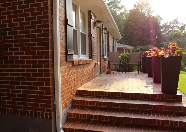 Building Photo - 2287 Vistamont Dr
