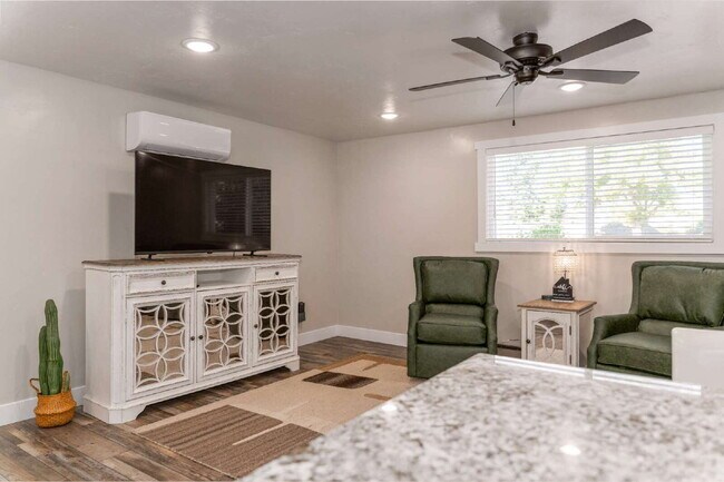 Building Photo - 451 W 200 S