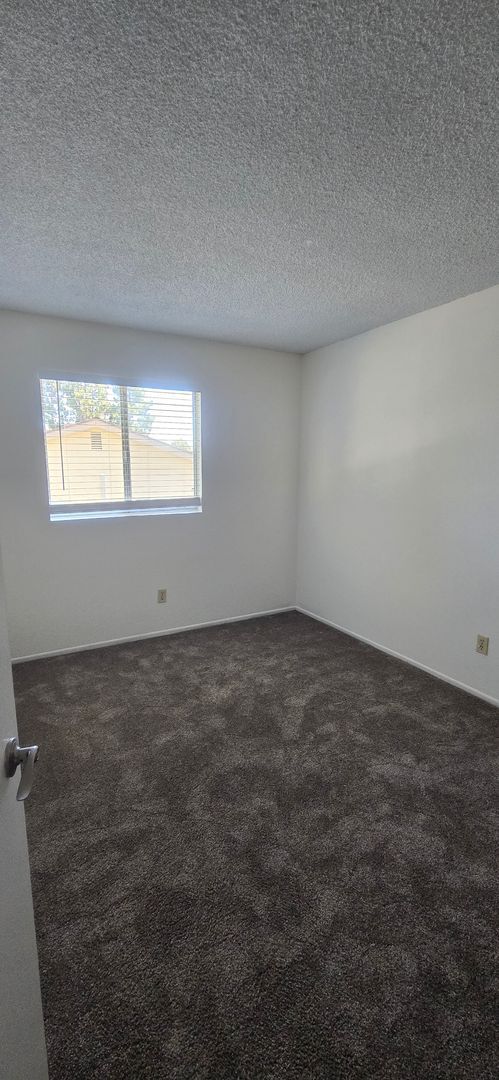 Building Photo - 3 Bedroom, 1.5 Bath Two-Story Townhome wit...