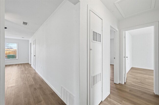 Building Photo - 418 Russell St