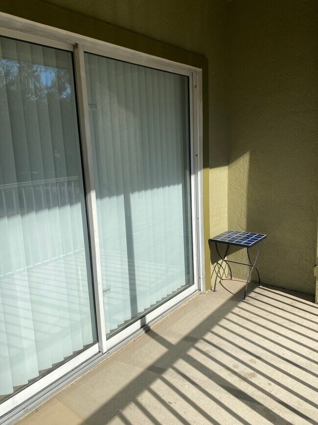 Building Photo - Beautiful 2 bedroom, 2.5 bath Condo in the...