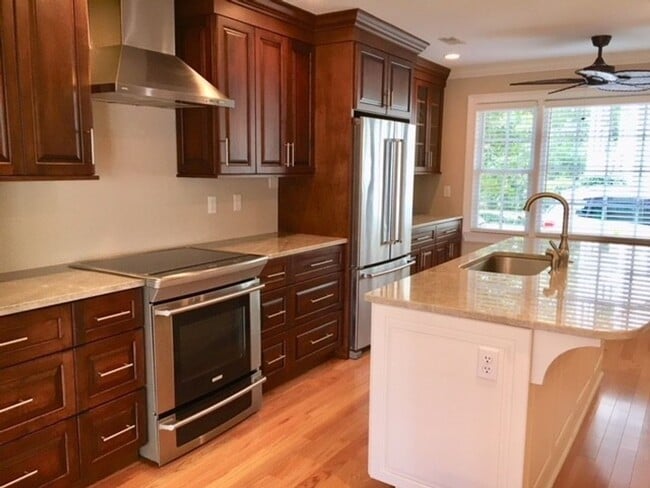 Building Photo - Harleston Village Town Home - Steps to the Battery, Colonial Lake and King Street!