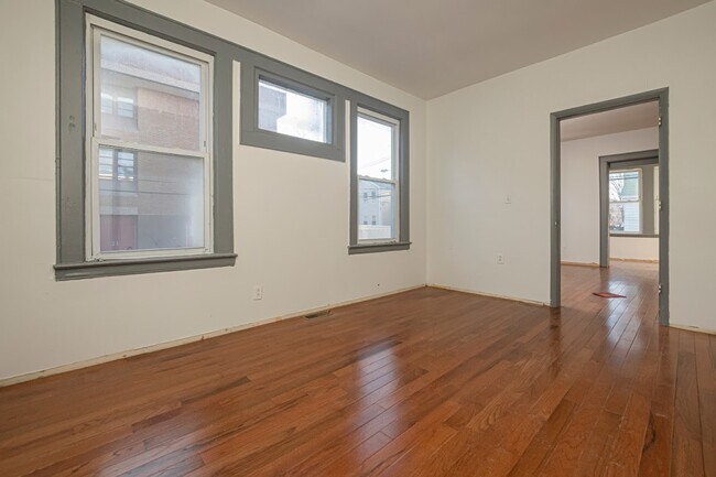 Building Photo - 76 Aldine St