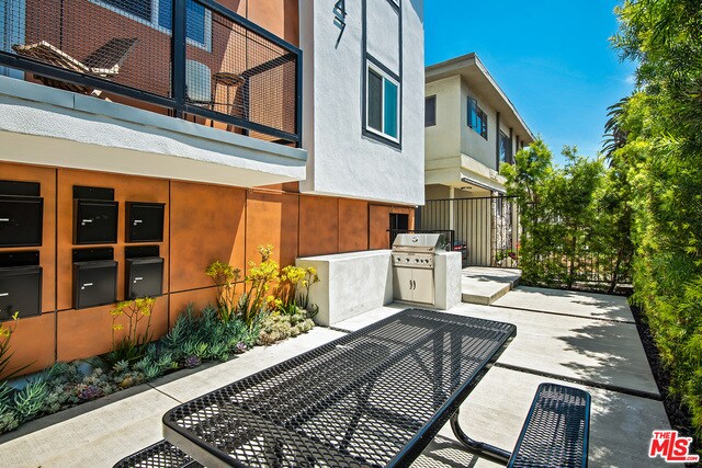 Building Photo - 5847 Willoughby Ave