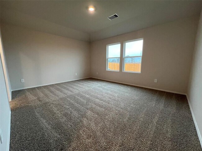 Building Photo - 221 Wirecrested Dr