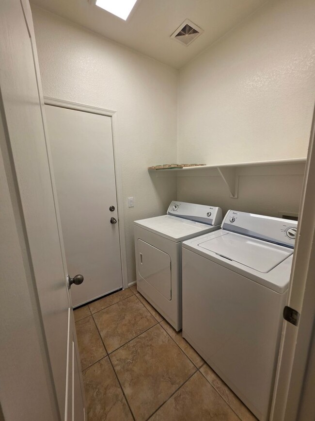 Building Photo - Single Story Large 4 bedroom- Maricopa
