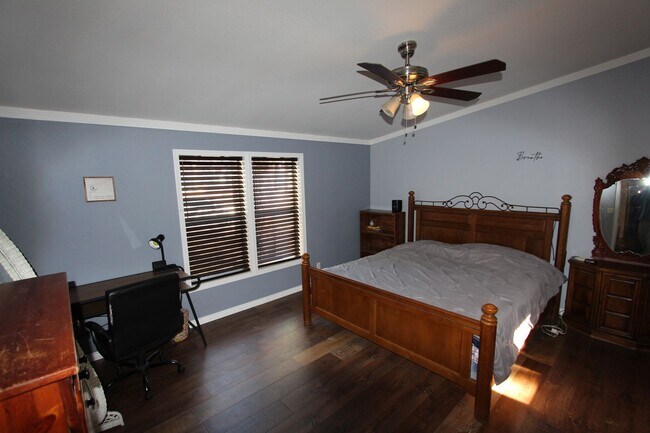 Building Photo - 5-Bedroom Home located in Railroad Springs