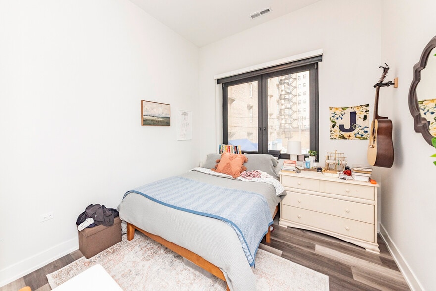 Building Photo - 2322 N Clark St