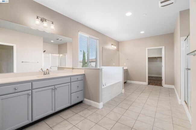 Building Photo - 967 Dainty Ave