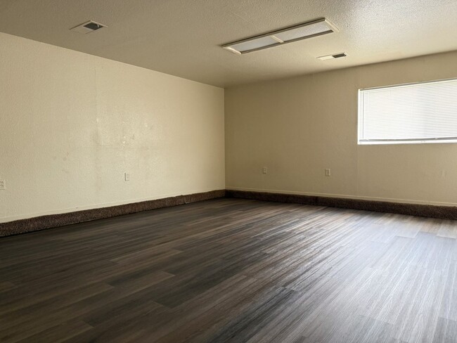 Building Photo - Available NOW! 4/2 With New Exterior Paint!!