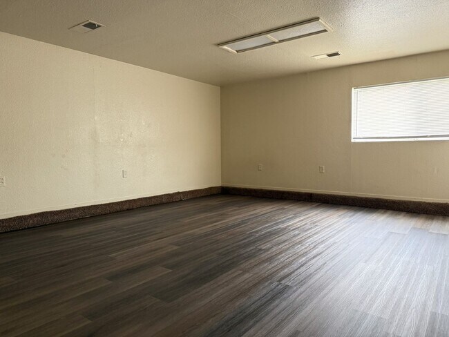 Building Photo - Available NOW! 4/2 With New Exterior Paint!! Move in Special, Half off first month's rent.