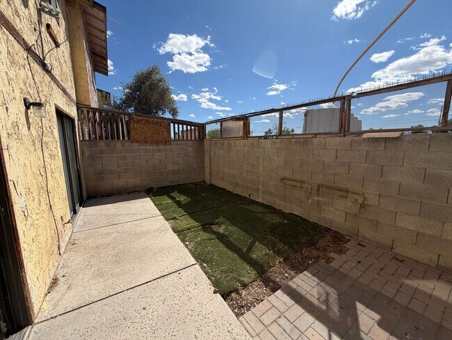Building Photo - BEAUTIFULLY RENOVATED 3/2/2 CAR WITH DEN