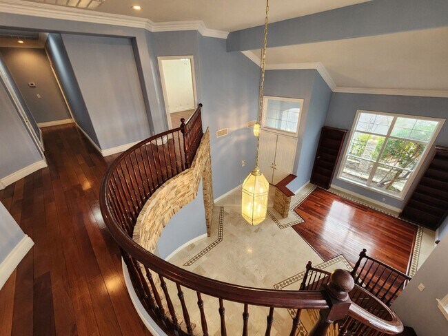 Building Photo - Entertainers Delight with minutes of shopping and restaurants