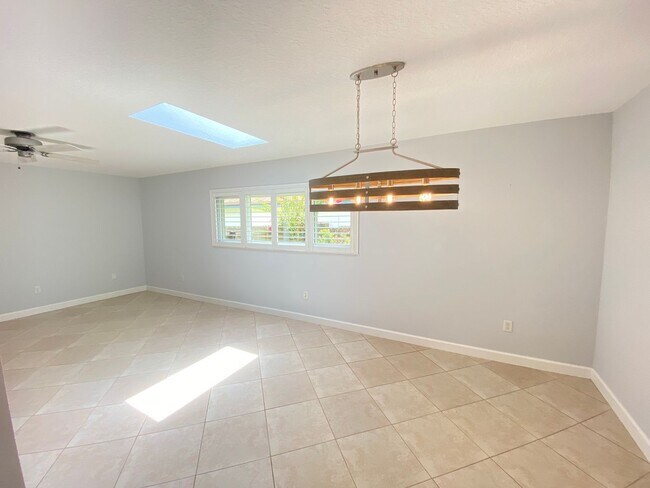 Building Photo - Wekiva home ready for move in! 3B/2B, 2 se...
