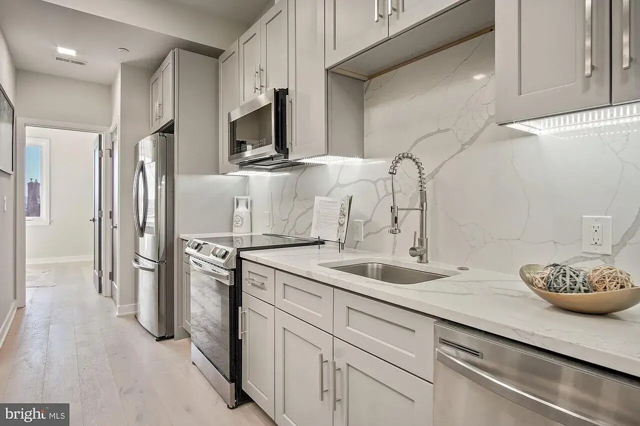 Kitchen - 1355 Bryant St NE