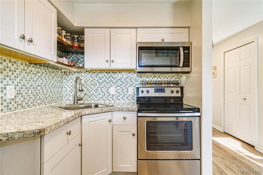 Building Photo - 7187 Silver Lake Rd