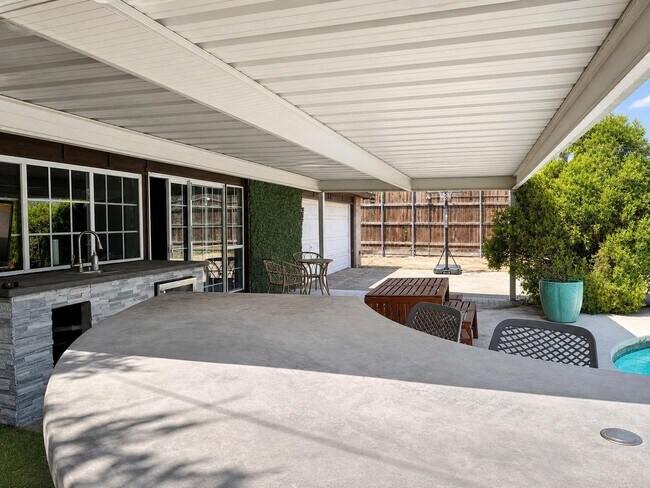 Building Photo - 11067 Wallbrook Dr